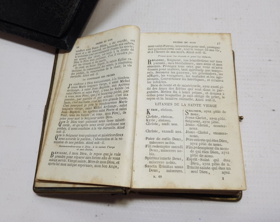 ALTIN VARAKLI ANTİKA İNCİL