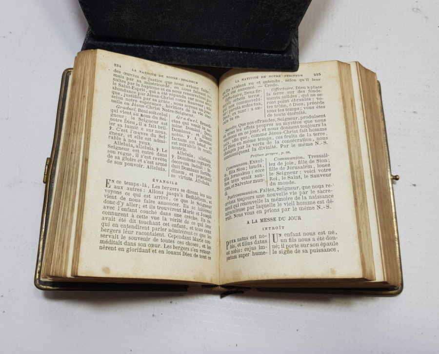 ALTIN VARAKLI ANTİKA İNCİL