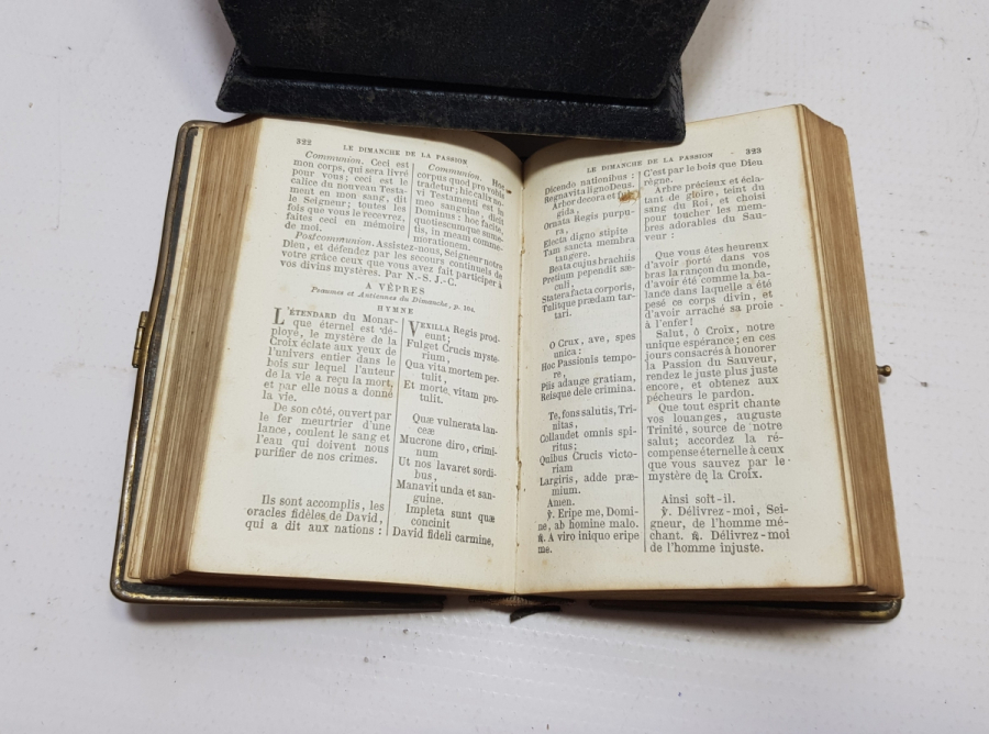 ALTIN VARAKLI ANTİKA İNCİL