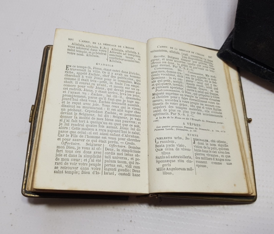 ALTIN VARAKLI ANTİKA İNCİL