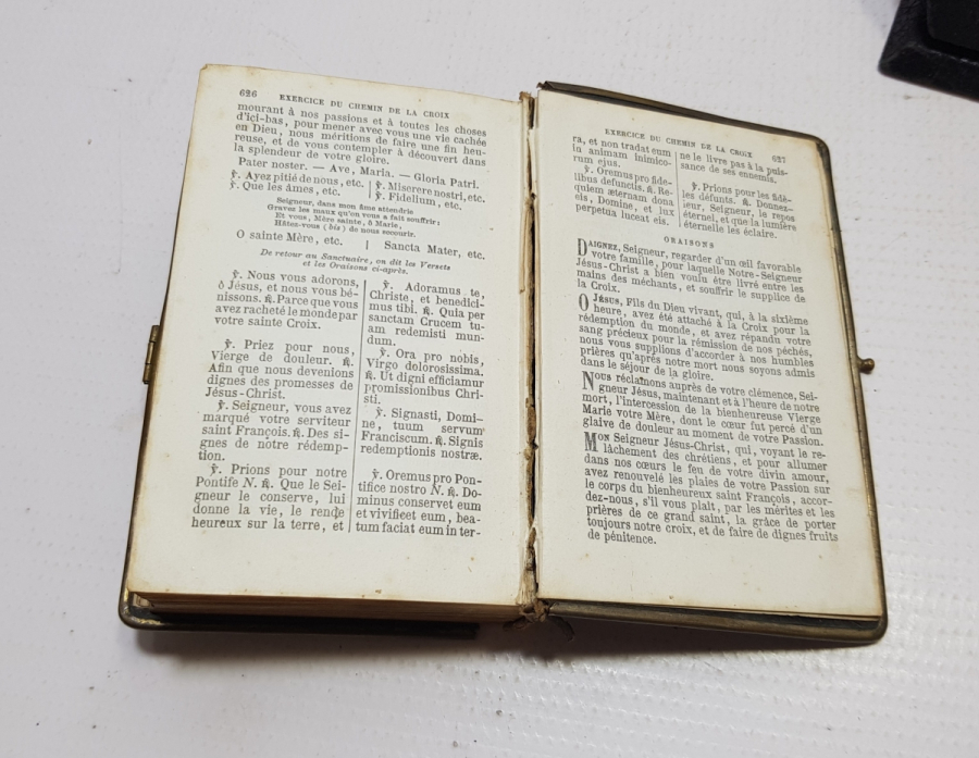 ALTIN VARAKLI ANTİKA İNCİL