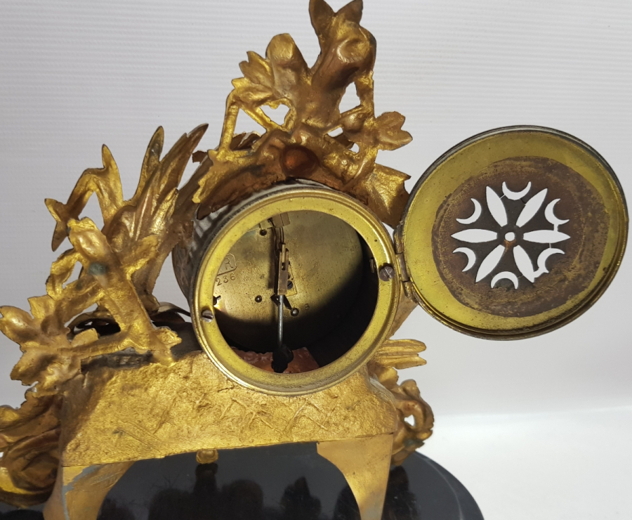 ORİJİNAL AHŞAP STANDIYLA KABARTMA İŞÇİLİKLİ BÜYÜK BOY OSMANLI ŞÖMİNE SAATİ