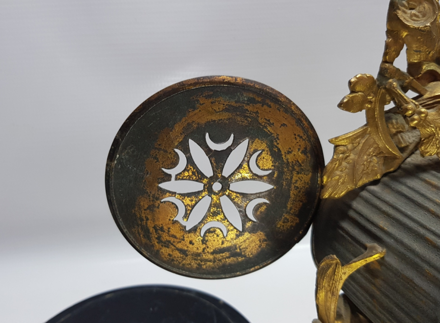 ORİJİNAL AHŞAP STANDIYLA KABARTMA İŞÇİLİKLİ BÜYÜK BOY OSMANLI ŞÖMİNE SAATİ