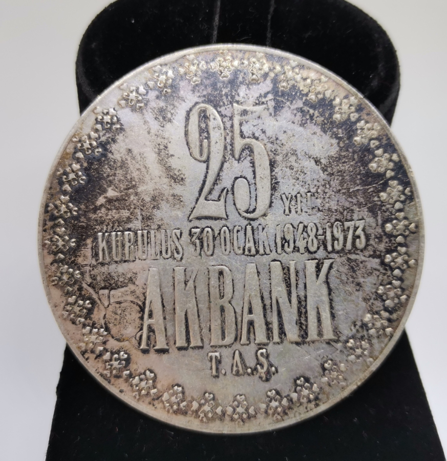 AKBANK'IN KURULUŞUNUN 25. YILI ANISINA BASTIRILMIŞ VE VERİLMİŞ BÜYÜK BOY GÜMÜŞ MADALYON