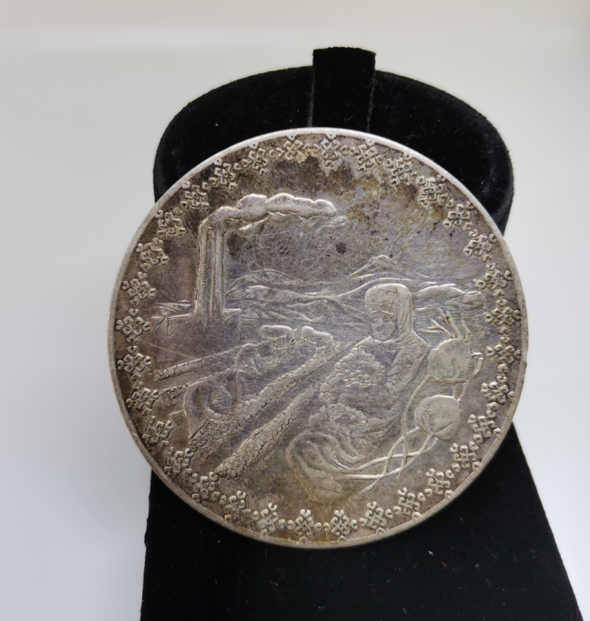 AKBANK'IN KURULUŞUNUN 25. YILI ANISINA BASTIRILMIŞ VE VERİLMİŞ BÜYÜK BOY GÜMÜŞ MADALYON