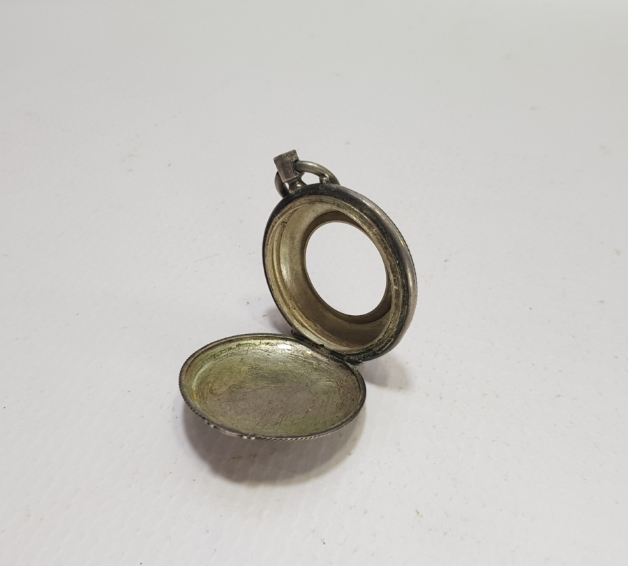 ÜZERİ KABARTMA İŞÇİLİKLİ OSMANLI DÖNEMİ GÜMÜŞ CEP SAATİ KASASI