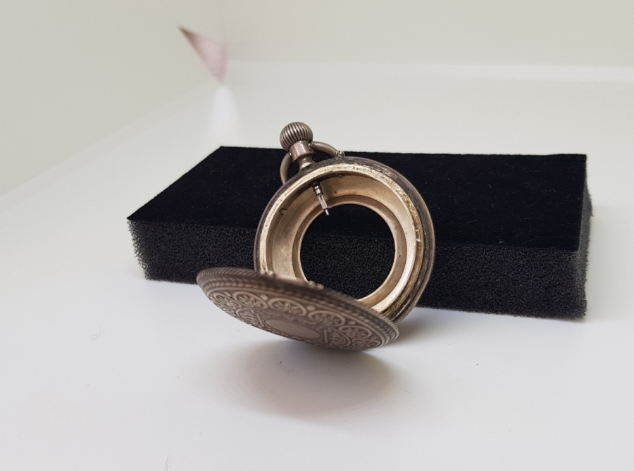 ÜZERİ KABARTMA İŞÇİLİKLİ OSMANLI DÖNEMİ GÜMÜŞ CEP SAATİ KASASI