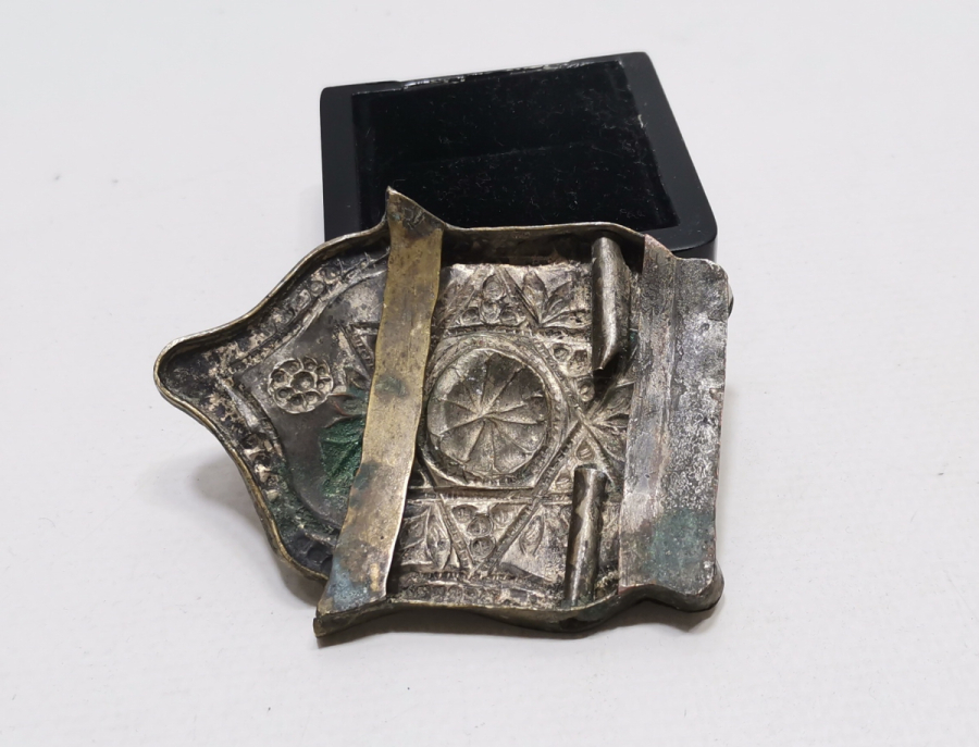 KABARTMA İŞÇİLİKLİ OSMANLI DÖNEMİ KEMER TOKASI PARÇASI