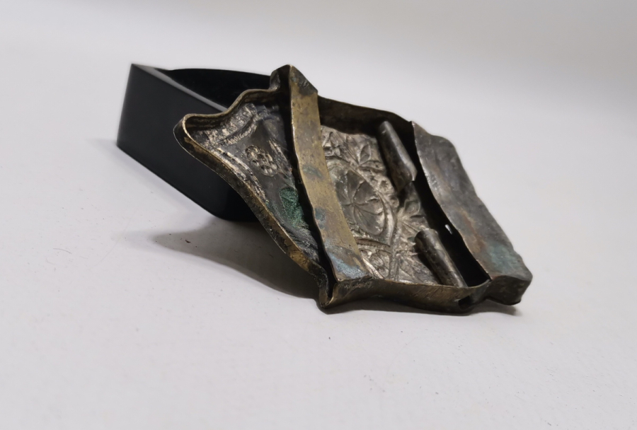 KABARTMA İŞÇİLİKLİ OSMANLI DÖNEMİ KEMER TOKASI PARÇASI