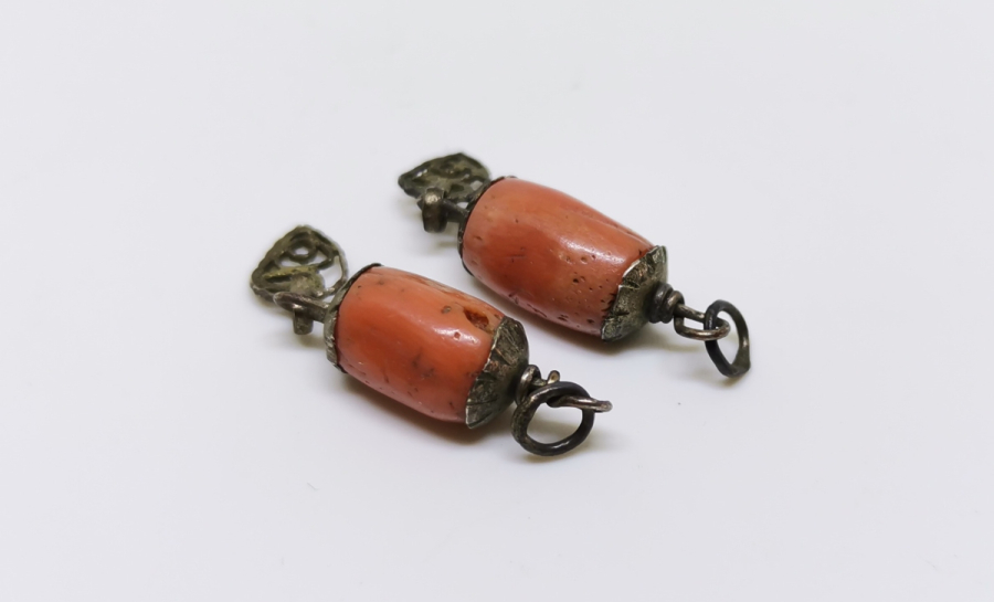 OSMANLI DÖNEMİ MERCAN TAŞLI İKİ ADET GÜMÜŞ KOLYE UCU