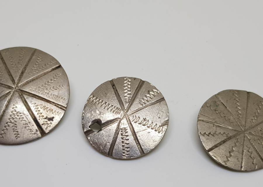 OSMANLI PARADAN YAPILMIŞ OSMANLI DÖNEMİ ÜÇ ADET KALEM İŞÇİLİKLİ DÜĞME