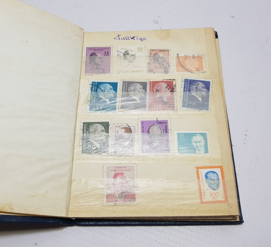 İÇERİSİNDE YERLİ VE YABANCI PULLAR BULUNAN ANTİKA PUL DEFTERİ