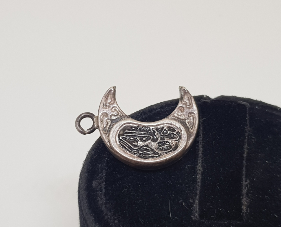 HİLAL FORMUNDA İÇİNDE DUASI İLE GÜMÜŞTEN MAMUL CEVŞEN-İ KEBİR