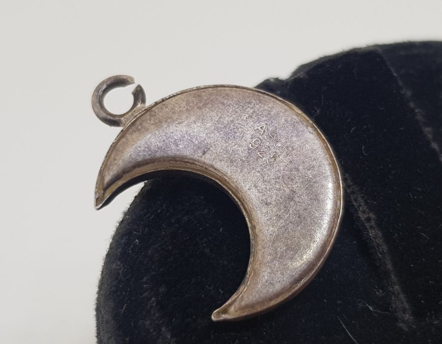 HİLAL FORMUNDA İÇİNDE DUASI İLE GÜMÜŞTEN MAMUL CEVŞEN-İ KEBİR