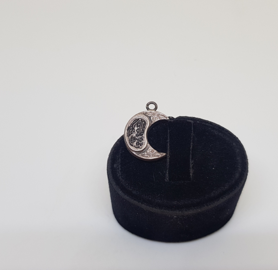 HİLAL FORMUNDA İÇİNDE DUASI İLE GÜMÜŞTEN MAMUL CEVŞEN-İ KEBİR