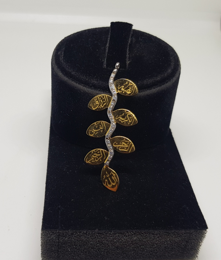 BİR YANINDA ARAPÇA BİR YANINDA TÜRKÇE ALLAH'IN İSİMLERİ YAZILI GÜMÜŞ KOLYE UCU