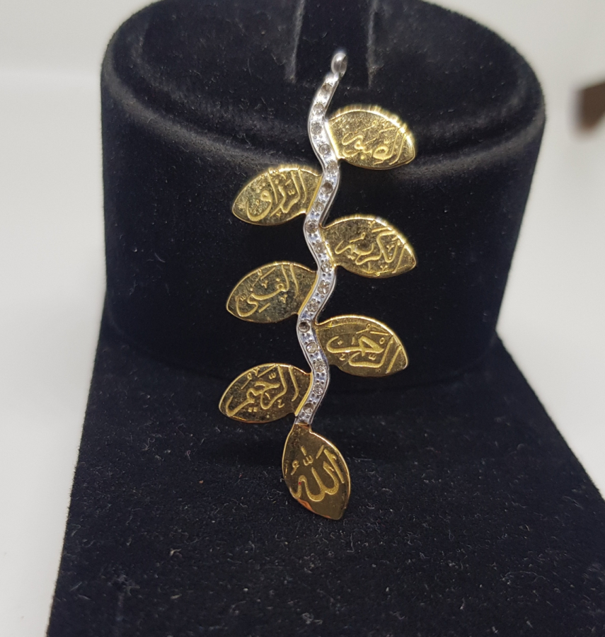 BİR YANINDA ARAPÇA BİR YANINDA TÜRKÇE ALLAH'IN İSİMLERİ YAZILI GÜMÜŞ KOLYE UCU