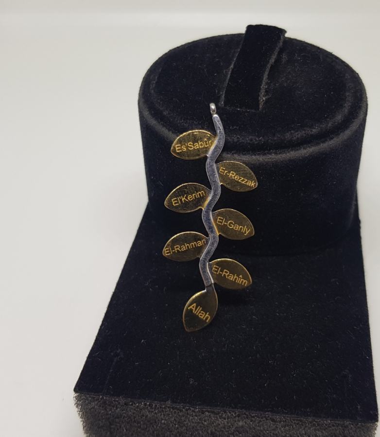 BİR YANINDA ARAPÇA BİR YANINDA TÜRKÇE ALLAH'IN İSİMLERİ YAZILI GÜMÜŞ KOLYE UCU