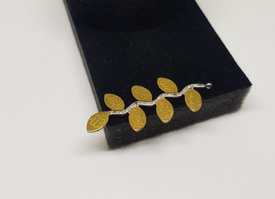 BİR YANINDA ARAPÇA BİR YANINDA TÜRKÇE ALLAH'IN İSİMLERİ YAZILI GÜMÜŞ KOLYE UCU