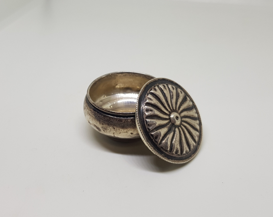 ANTİKA GÜMÜŞ KAPAKLI ENFİYE KUTUSU