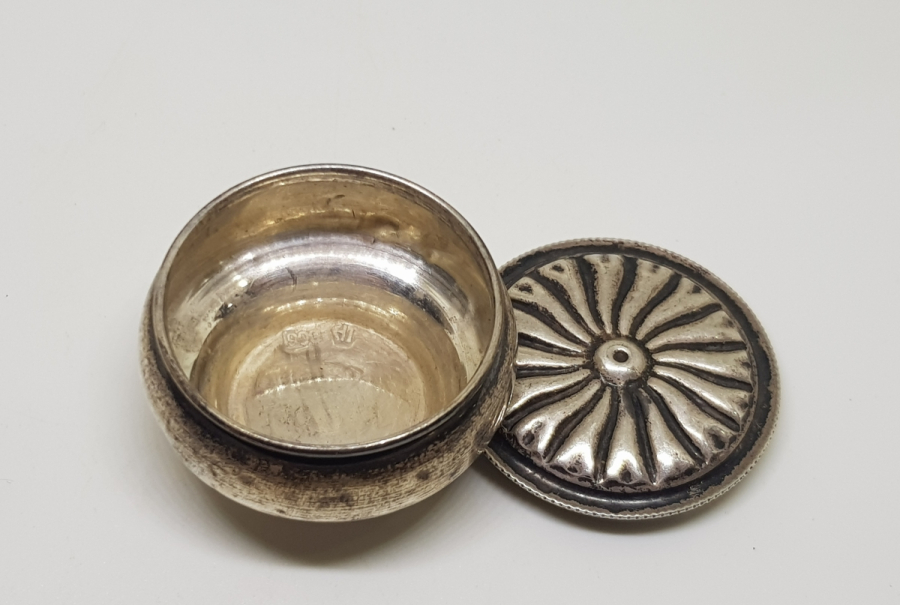 ANTİKA GÜMÜŞ KAPAKLI ENFİYE KUTUSU