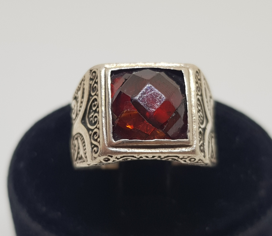 FASETA KESİM TAŞLI GÜMÜŞ YÜZÜK