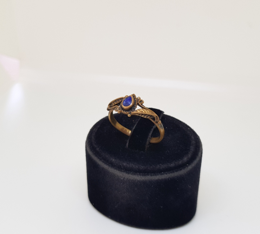 LAPİS TAŞLI VE KABARTMA İŞÇİLİKLİ YÜZÜK