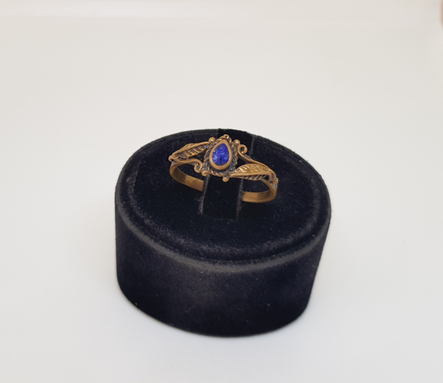 LAPİS TAŞLI VE KABARTMA İŞÇİLİKLİ YÜZÜK