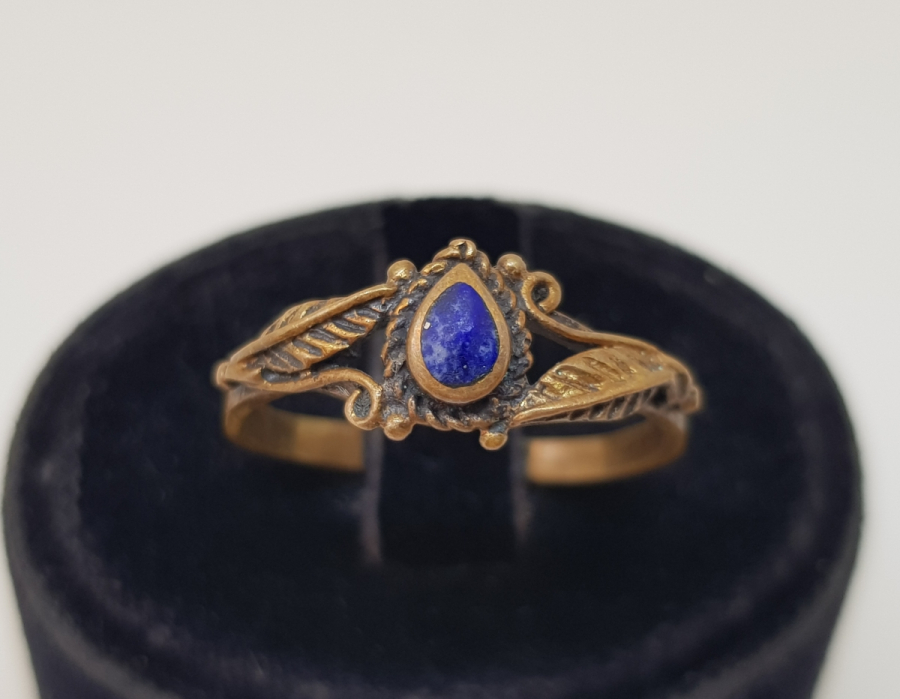 LAPİS TAŞLI VE KABARTMA İŞÇİLİKLİ YÜZÜK