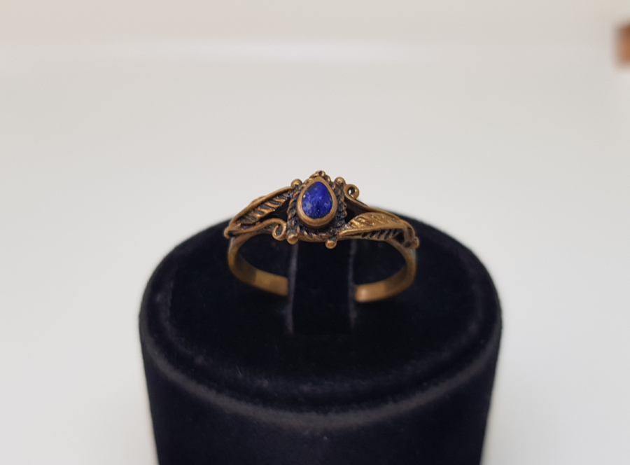 LAPİS TAŞLI VE KABARTMA İŞÇİLİKLİ YÜZÜK