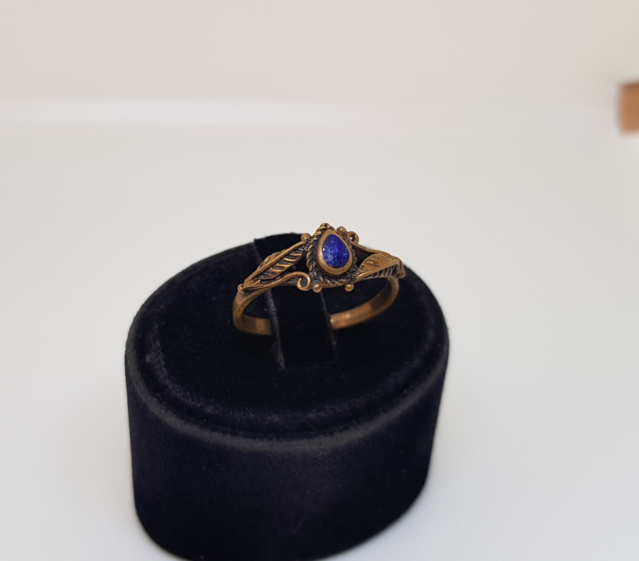 LAPİS TAŞLI VE KABARTMA İŞÇİLİKLİ YÜZÜK