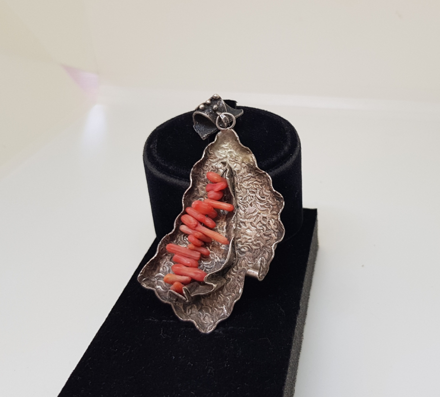 KABARTMA İŞÇİLİKLİ VE OKYANUS MERCANLI ÖZEL YAPIM GÜMÜŞ KOLYE UCU