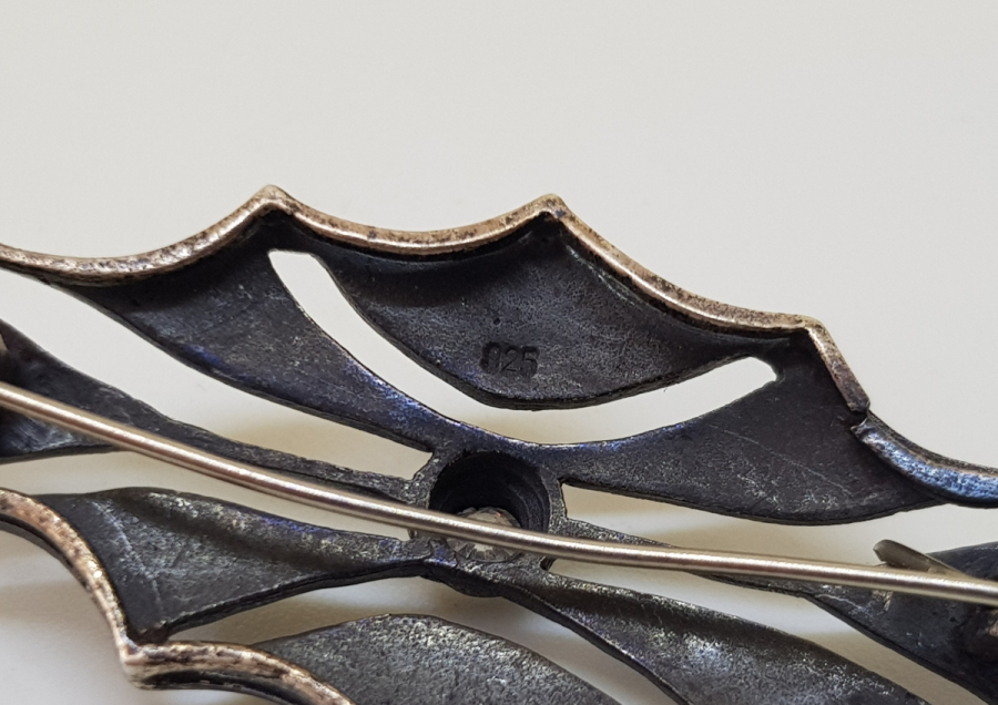 MARGAZİT TAŞLI VE KABARTMA İŞÇİLİKLİ ÖZEL YAPIM GÜMÜŞ BROŞ