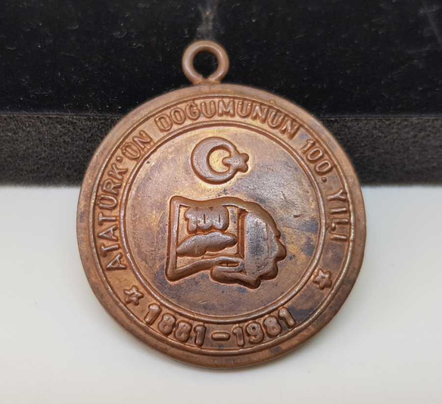 ATATÜRK'ÜN DOĞUMUNUN 100. YILI ANISINA BASTIRILMIŞ HATIRA MADALYON