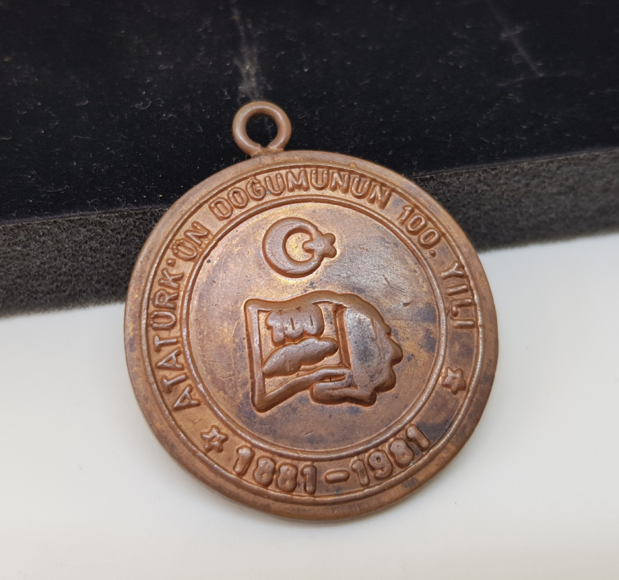 ATATÜRK'ÜN DOĞUMUNUN 100. YILI ANISINA BASTIRILMIŞ HATIRA MADALYON