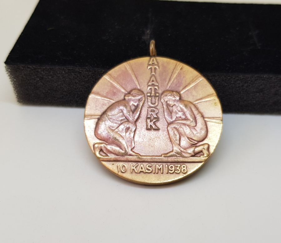 10 KASIM 1938 ATATÜRK, KURTARDIĞIN TÜRK KADINI SANA BAĞLILIĞINI SUNAR MADALYON