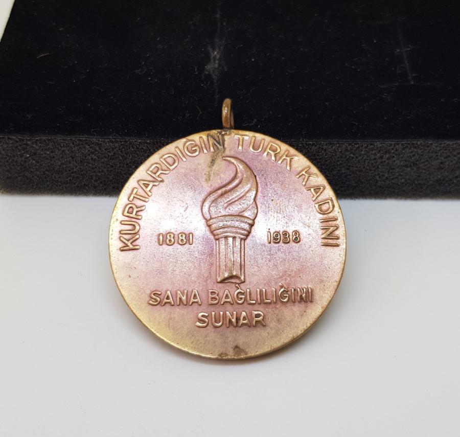 10 KASIM 1938 ATATÜRK, KURTARDIĞIN TÜRK KADINI SANA BAĞLILIĞINI SUNAR MADALYON