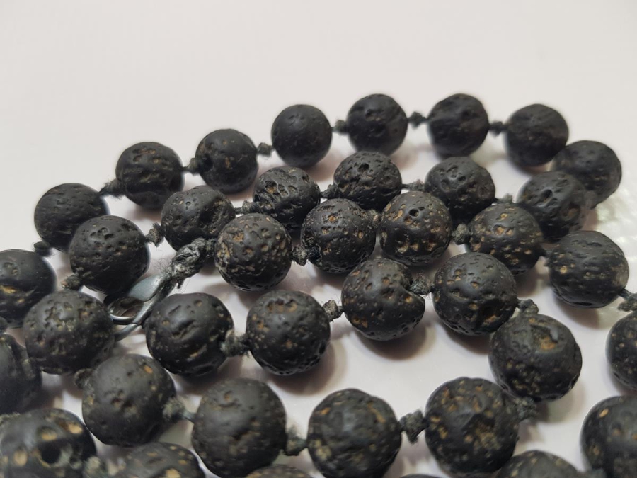 VOLKANİK TAŞLARDAN YAPILMIŞ KOLYE