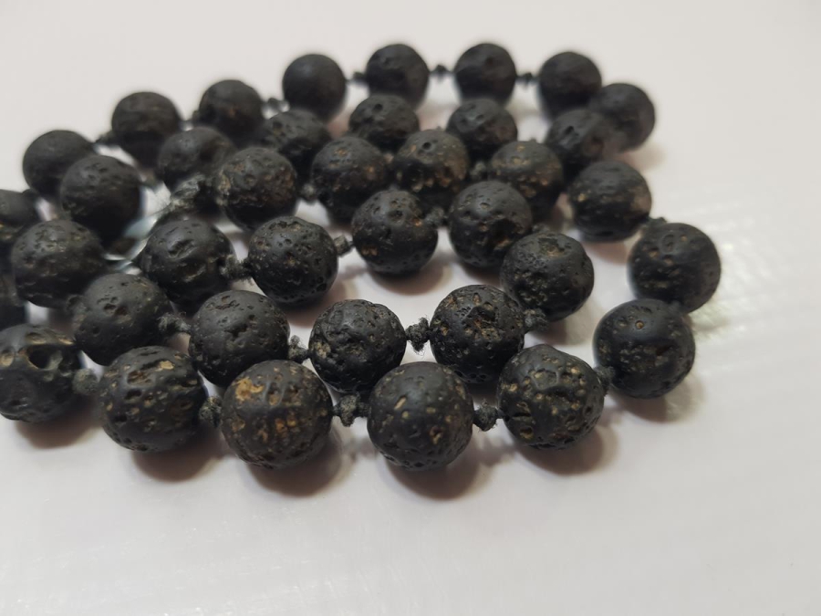 VOLKANİK TAŞLARDAN YAPILMIŞ KOLYE