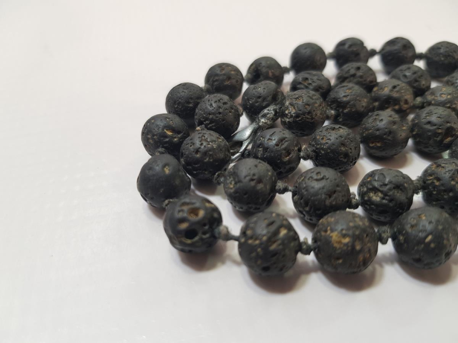 VOLKANİK TAŞLARDAN YAPILMIŞ KOLYE