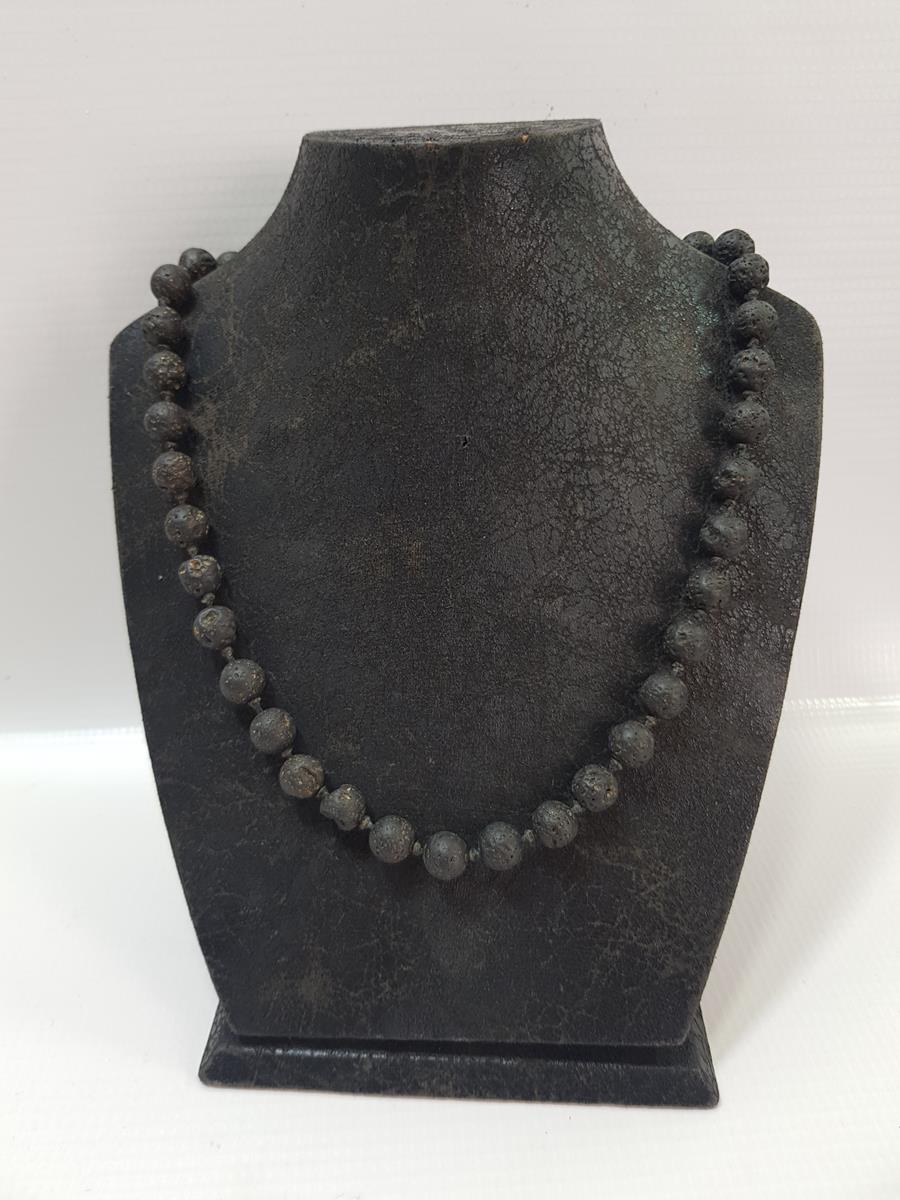 VOLKANİK TAŞLARDAN YAPILMIŞ KOLYE