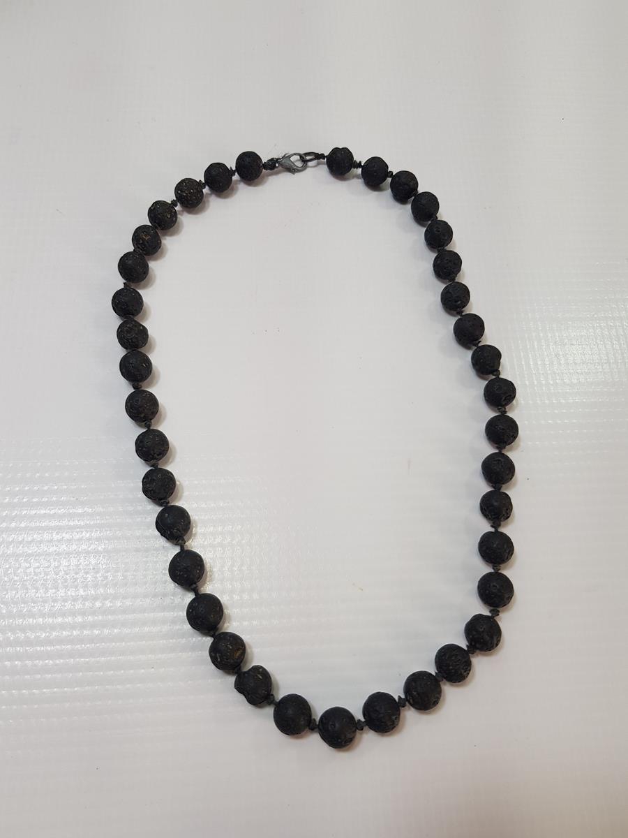 VOLKANİK TAŞLARDAN YAPILMIŞ KOLYE