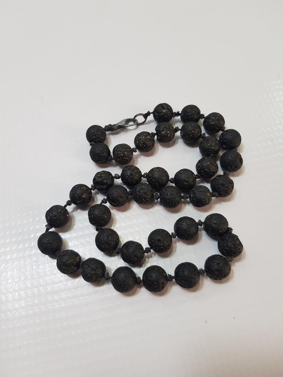 VOLKANİK TAŞLARDAN YAPILMIŞ KOLYE