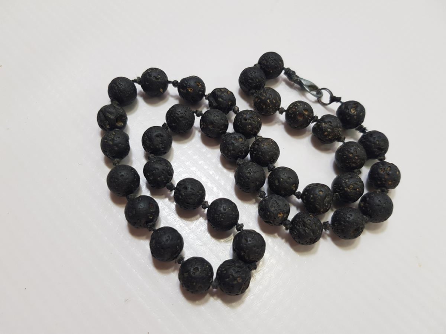 VOLKANİK TAŞLARDAN YAPILMIŞ KOLYE