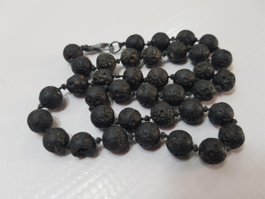 VOLKANİK TAŞLARDAN YAPILMIŞ KOLYE