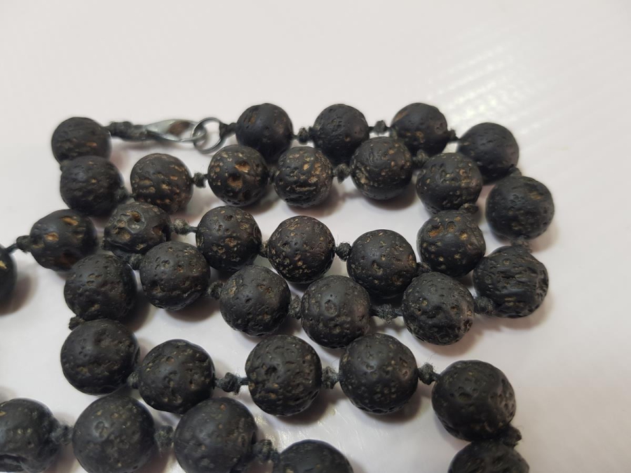 VOLKANİK TAŞLARDAN YAPILMIŞ KOLYE