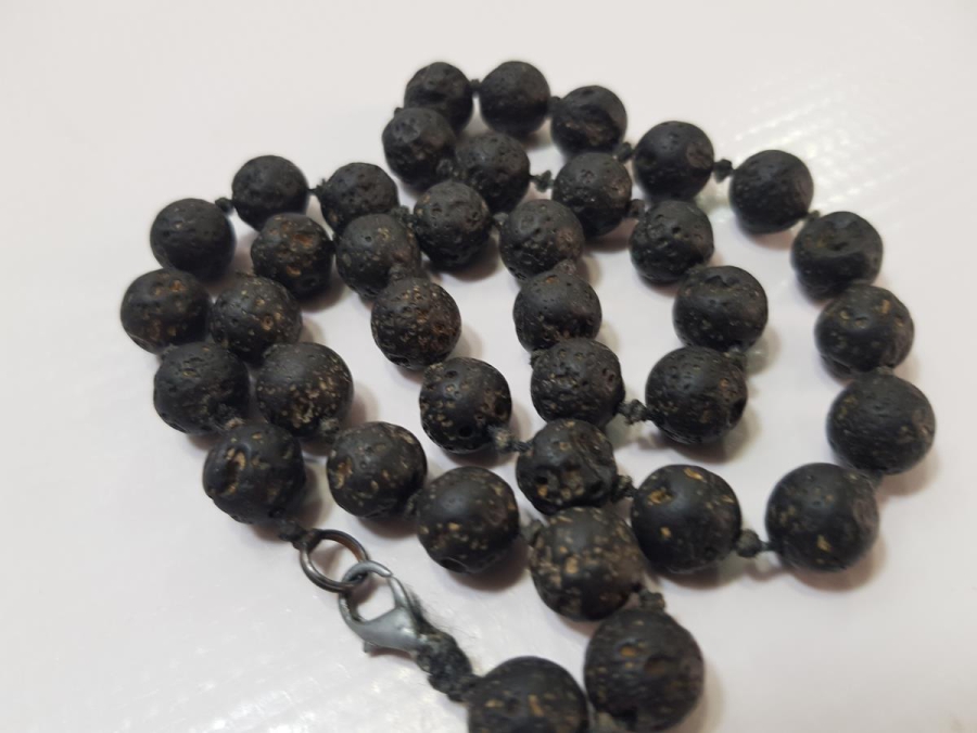 VOLKANİK TAŞLARDAN YAPILMIŞ KOLYE