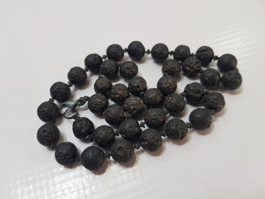 VOLKANİK TAŞLARDAN YAPILMIŞ KOLYE