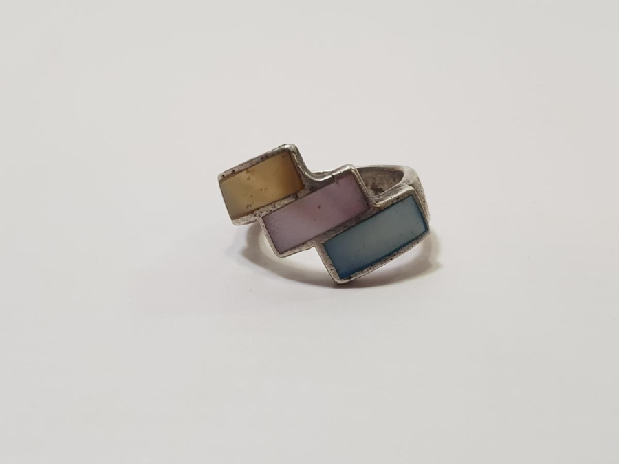 SEDEF TAŞLARLA SÜSLÜ GÜMÜŞ YÜZÜK