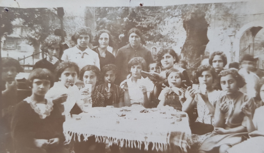 EĞİTİM TARİHİ: ÖĞRETMEN VE ÖĞRENCİLER FOTOĞRAFI